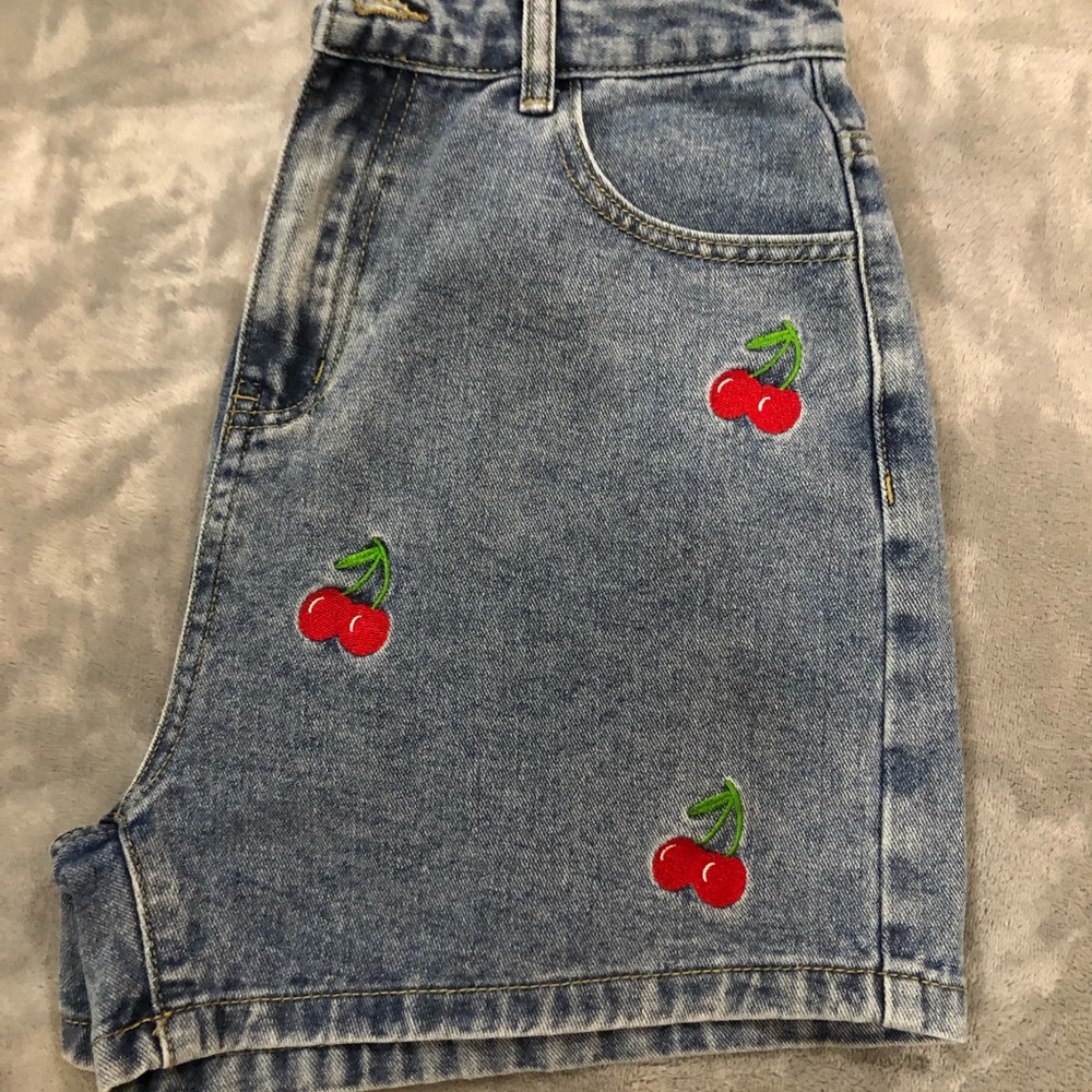 Apple Cider cherry  embroidered 5-pocket jean shorts, size M!  Perfect